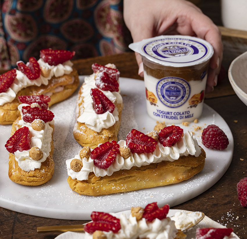 Eclairs con crema allo yogurt colato con strudel di mele grande