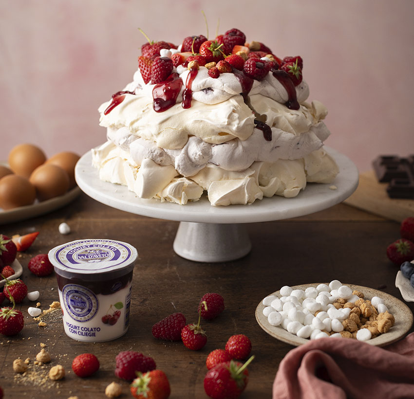 Torta Pavlova con frutti rossi grande